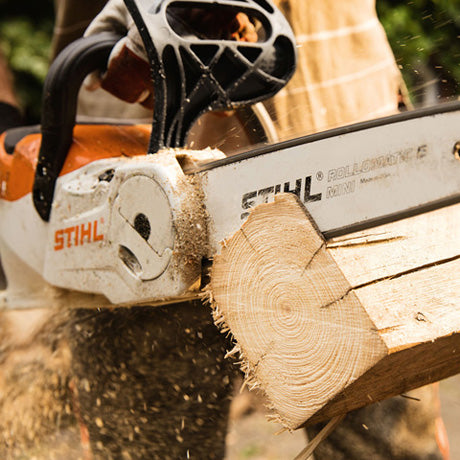 STIHL MSA 140 C-BQ battery chainsaw cutting through a piece of wood